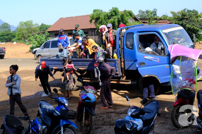 Kỳ lạ phụ nữ ở Lào: Mới ngoài 30 tuổi đã nhìn như bà cụ, ôm đàn con đến chờ bác sĩ Việt cứu giúp - Ảnh 10.