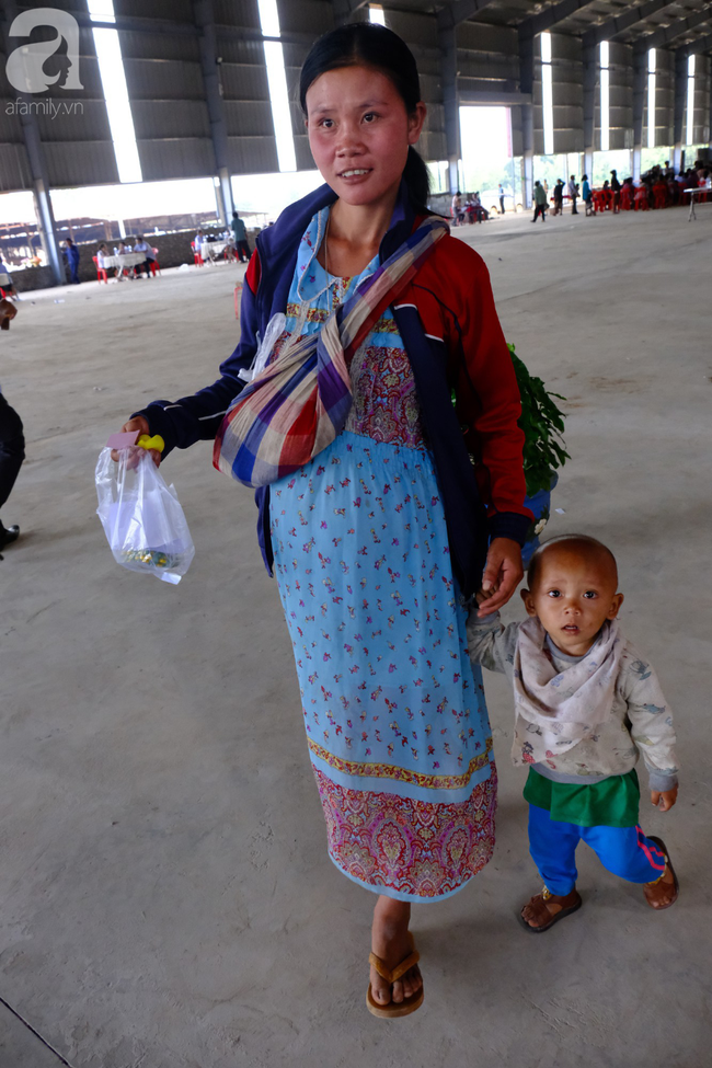 Kỳ lạ phụ nữ ở Lào: Mới ngoài 30 tuổi đã nhìn như bà cụ, ôm đàn con đến chờ bác sĩ Việt cứu giúp - Ảnh 12.
