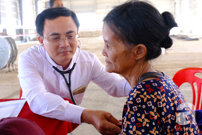 Kỳ lạ phụ nữ ở Lào: Mới ngoài 30 tuổi đã nhìn như bà cụ, ôm đàn con đến chờ bác sĩ Việt cứu giúp - Ảnh 13.