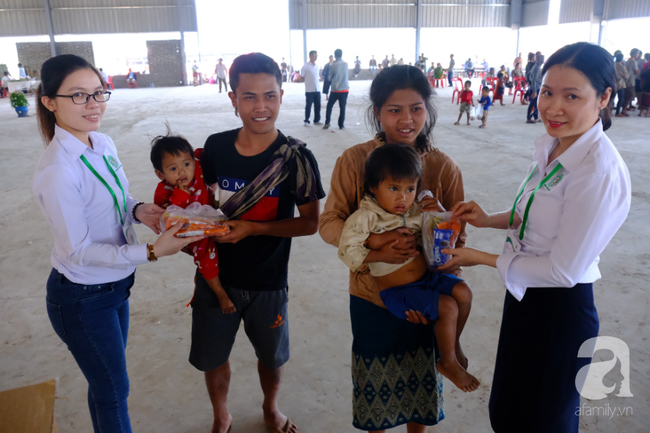 Kỳ lạ phụ nữ ở Lào: Mới ngoài 30 tuổi đã nhìn như bà cụ, ôm đàn con đến chờ bác sĩ Việt cứu giúp - Ảnh 15.