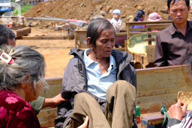 Hình ảnh xúc động: Con trai út cõng cha già 77 tuổi bị liệt vượt hàng chục cây số cầu xin giúp đỡ - Ảnh 14.