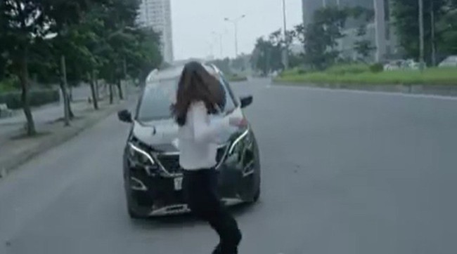 "Hoa hồng trên ngực trái": Khuê gặp tai nạn sau ly hôn, nhưng người đâm xe vào cô chính là Bảo "tuần lộc"? - Ảnh 5. "Hoa hồng trên ngực trái": Khuê gặp tai nạn sau ly hôn, nhưng người đâm xe vào cô chính là Bảo "tuần lộc"? - Ảnh 5.