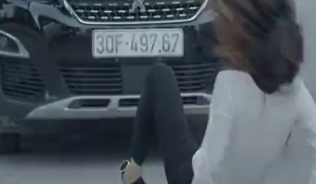 "Hoa hồng trên ngực trái": Khuê gặp tai nạn sau ly hôn, nhưng người đâm xe vào cô chính là Bảo "tuần lộc"? - Ảnh 6. "Hoa hồng trên ngực trái": Khuê gặp tai nạn sau ly hôn, nhưng người đâm xe vào cô chính là Bảo "tuần lộc"? - Ảnh 6.