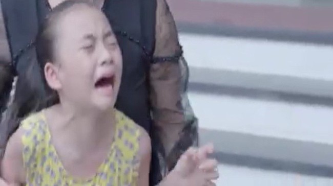 "Hoa hồng trên ngực trái": Xót xa cảnh Khuê ôm con rời nhà Thái còn suýt bị ô tô đâm phải sau ly hôn - Ảnh 8. "Hoa hồng trên ngực trái": Xót xa cảnh Khuê ôm con rời nhà Thái còn suýt bị ô tô đâm phải sau ly hôn - Ảnh 8.