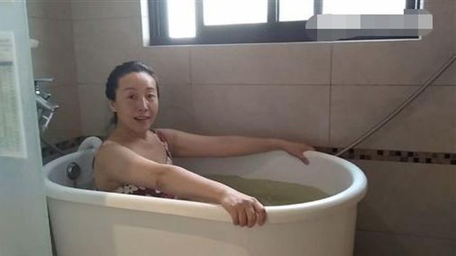 Nữ diễn viên mắc bệnh lạ sau khi quay phim dưới hầm, phải chấp nhận “dùng thuốc sâu” để chữa bệnh - Ảnh 3. Nữ diễn viên mắc bệnh lạ sau khi quay phim dưới hầm, phải chấp nhận “dùng thuốc sâu” để chữa bệnh - Ảnh 3.