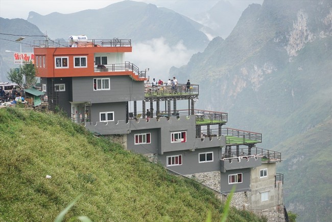 Tổ hợp khách sạn - nhà nghỉ trên đỉnh Mã Pí Lèng: Sở Xây dựng Hà Giang đề xuất tháo dỡ - Ảnh 1.