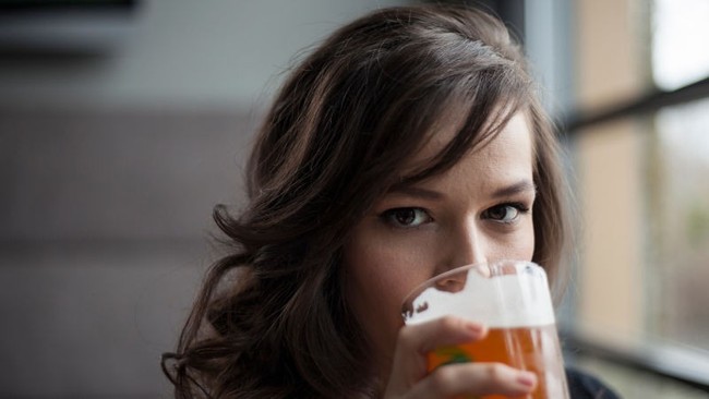 Tạp chí Time khẳng định: Uống rượu, bia giúp chúng ta nói ngoại ngữ trôi chảy hơn - Ảnh 2.