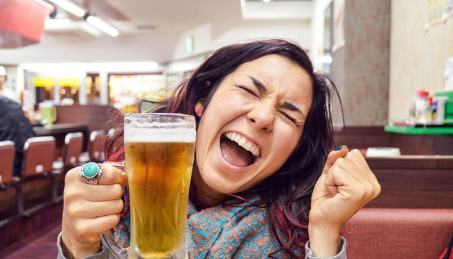 Tạp chí Time khẳng định: Uống rượu, bia giúp chúng ta nói ngoại ngữ trôi chảy hơn - Ảnh 1.