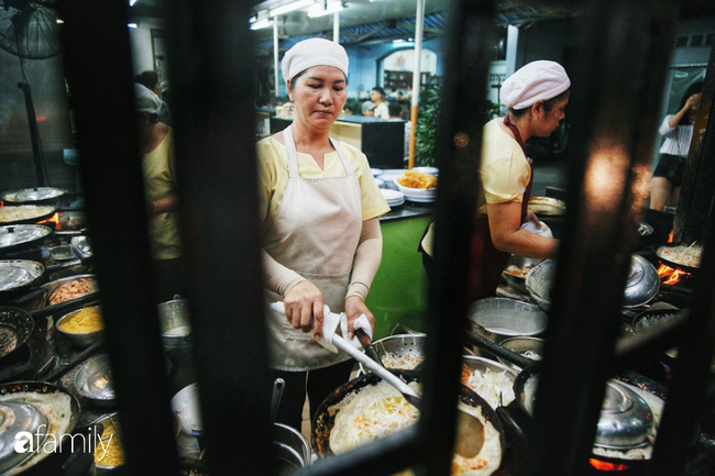 Tiệm bánh xèo nổi tiếng ở Sài Gòn, bao đợt khách Tây kéo tới đều bảo &quot;ngon nhức nhối&quot;, nhìn con tôm thôi đã thấy chất lượng nằm ở đâu - Ảnh 4.