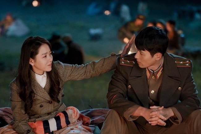 &quot;Chị đẹp&quot; Son Ye Jin bị treo lơ lửng trên cây cao rồi nhảy vào lòng &quot;tình cũ&quot; Song Hye Kyo trong teaser phim mới - Ảnh 4.