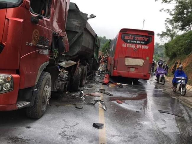 Tuyên Quang: Hàng chục hành khách hoảng loạn trong vụ tai nạn giữa đoạn đường trơn - Ảnh 3.