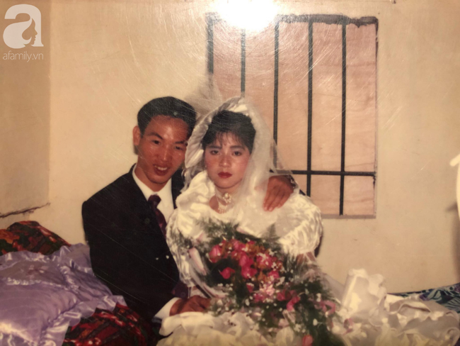 Đám cưới của trai phố Hà Nội và cô gái quê 25 năm trước: Tình yêu từ cái nhìn đầu tiên cho đến khi cùng nắm tay nhau rời xa trần thế! - Ảnh 3.