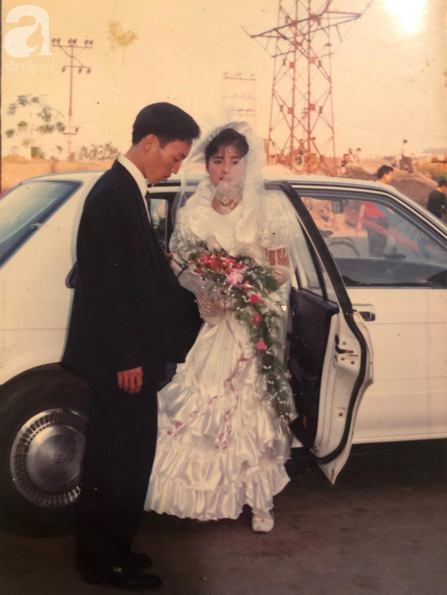 Đám cưới của trai phố Hà Nội và cô gái quê 25 năm trước: Tình yêu từ cái nhìn đầu tiên cho đến khi cùng nắm tay nhau rời xa trần thế! - Ảnh 2.