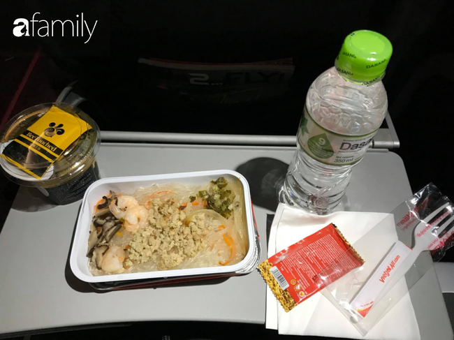 Bộ sưu tập bữa ăn trên máy bay của chàng giám đốc 30 tuổi đi 34 quốc gia khiến ai cũng trầm trồ thích thú - Ảnh 33.
