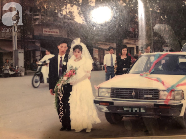 Đám cưới của trai phố Hà Nội và cô gái quê 25 năm trước: Tình yêu từ cái nhìn đầu tiên cho đến khi cùng nắm tay nhau rời xa trần thế! - Ảnh 1.