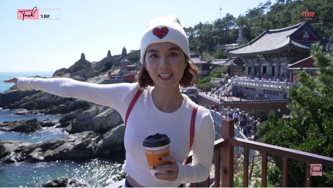 Tung vlog du hí Hàn Quốc cùng ngày với Vũ Khắc Tiệp, Ngọc Trinh gây sốc vì ăn sống loài cá có tên gọi &quot;nhạy cảm&quot; - Ảnh 1.