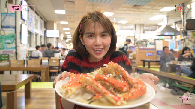 Tung vlog du hí Hàn Quốc cùng ngày với Vũ Khắc Tiệp, Ngọc Trinh gây sốc vì ăn sống loài cá có tên gọi &quot;nhạy cảm&quot; - Ảnh 10.