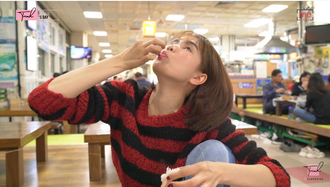 Tung vlog du hí Hàn Quốc cùng ngày với Vũ Khắc Tiệp, Ngọc Trinh gây sốc vì ăn sống loài cá có tên gọi &quot;nhạy cảm&quot; - Ảnh 12.