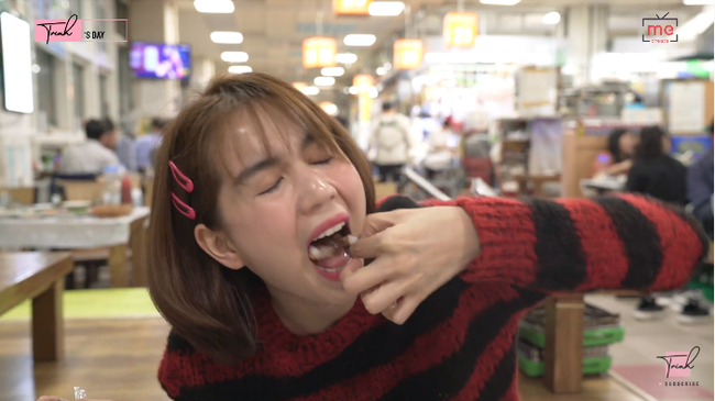 Tung vlog du hí Hàn Quốc cùng ngày với Vũ Khắc Tiệp, Ngọc Trinh gây sốc vì ăn sống loài cá có tên gọi &quot;nhạy cảm&quot; - Ảnh 8.