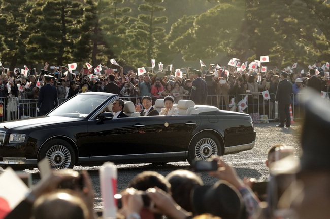 Vợ chồng Nhật hoàng Naruhito diễu hành ra mắt dân chúng, Hoàng hậu Masako gây choáng ngợp với vẻ đẹp rạng rỡ giống như ngày đầu làm dâu hoàng gia - Ảnh 2.