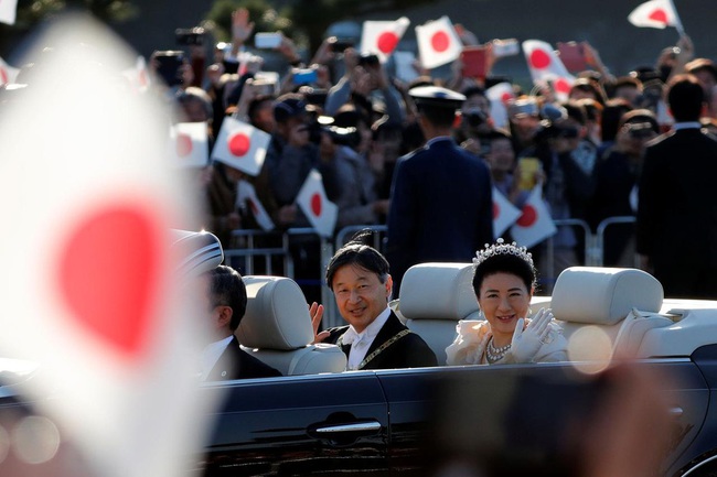 Vợ chồng Nhật hoàng Naruhito diễu hành ra mắt dân chúng, Hoàng hậu Masako gây choáng ngợp với vẻ đẹp rạng rỡ giống như ngày đầu làm dâu hoàng gia - Ảnh 4.