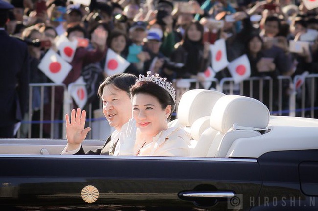 Vợ chồng Nhật hoàng Naruhito diễu hành ra mắt dân chúng, Hoàng hậu Masako gây choáng ngợp với vẻ đẹp rạng rỡ, thần thái hút hồn giống như ngày đầu làm dâu hoàng gia - Ảnh 1.