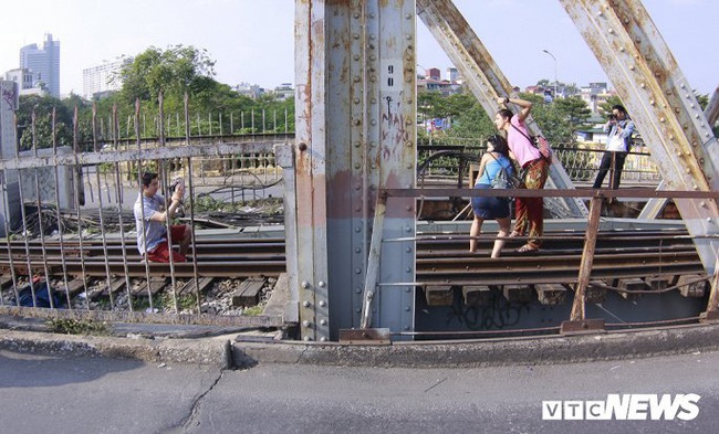 Ảnh: Bất chấp nguy hiểm, du khách leo vào đường sắt cầu Long Biên để 'check-in' - Ảnh 9.