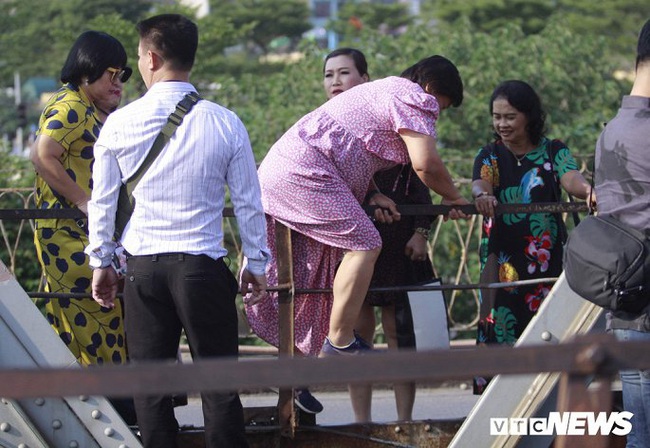 Ảnh: Bất chấp nguy hiểm, du khách leo vào đường sắt cầu Long Biên để 'check-in' - Ảnh 3.