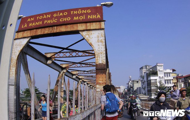 Ảnh: Bất chấp nguy hiểm, du khách leo vào đường sắt cầu Long Biên để 'check-in' - Ảnh 8.