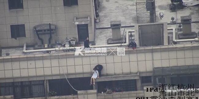 Cô gái trẻ cầm bó hoa hồng lên sân thượng tầng 30 tự tử, nguyên nhân khiến cô nghĩ quẩn khiến dân mạng vừa giận, vừa thương - Ảnh 2.