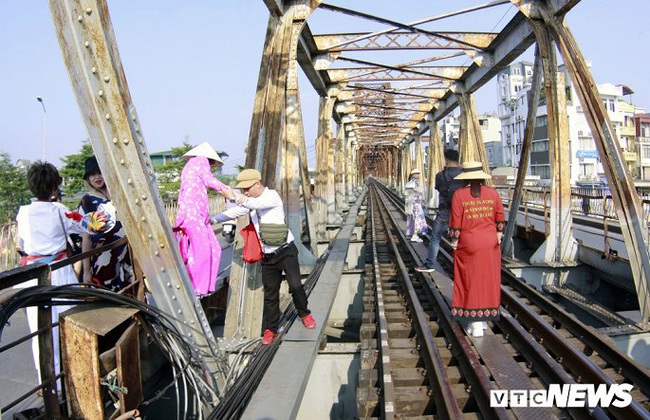 Ảnh: Bất chấp nguy hiểm, du khách leo vào đường sắt cầu Long Biên để 'check-in' - Ảnh 10.