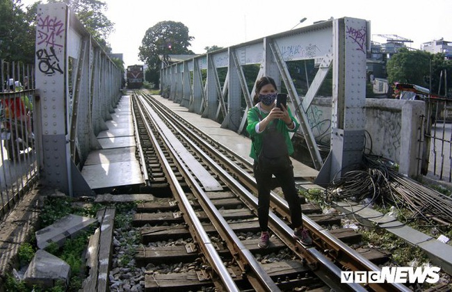 Ảnh: Bất chấp nguy hiểm, du khách leo vào đường sắt cầu Long Biên để 'check-in' - Ảnh 2.