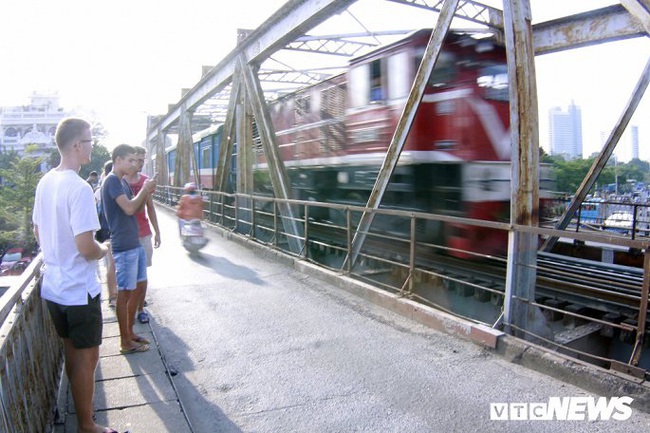 Ảnh: Bất chấp nguy hiểm, du khách leo vào đường sắt cầu Long Biên để 'check-in' - Ảnh 6.