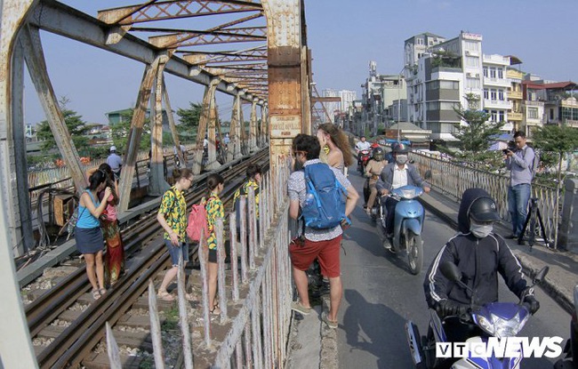 Ảnh: Bất chấp nguy hiểm, du khách leo vào đường sắt cầu Long Biên để 'check-in' - Ảnh 1.