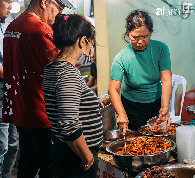 Quán cá kho nức tiếng, khách mua vài triệu một lúc là bình thường ở Hàng Bè và chuyện giờ mới bật mí phía sau cái tiếng “bán cá mà kiêu”  - Ảnh 5.