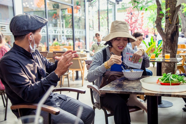 Sau khi làm loạn đám cưới Đông Nhi - Ông Cao Thắng, Diệu Nhi đeo đầy vàng đi bán vé số nhưng không ai mua  - Ảnh 8.