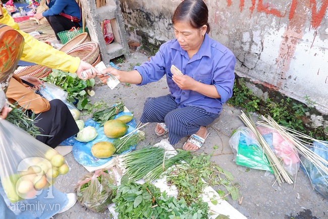 Chợ phiên trong lòng phố: Mua thực phẩm sạch với giá rẻ mà không cần bố mẹ ở quê đóng thùng nhỏ thùng to ứng cứu - Ảnh 5.