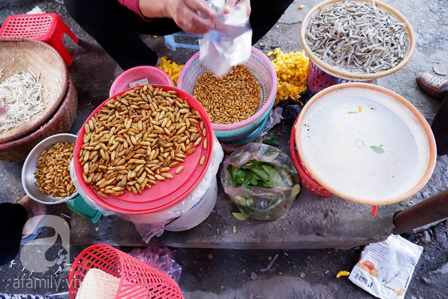 Chợ phiên trong lòng phố: Mua thực phẩm sạch với giá rẻ mà không cần bố mẹ ở quê đóng thùng nhỏ thùng to ứng cứu - Ảnh 4.