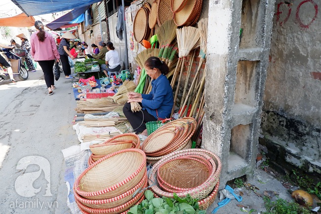 Chợ phiên trong lòng phố: Mua thực phẩm sạch với giá rẻ mà không cần bố mẹ ở quê đóng thùng nhỏ thùng to ứng cứu - Ảnh 14.