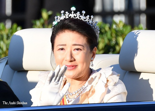 Khoảnh khắc Hoàng hậu Masako đôi mắt đỏ hoe, lén lau nước mắt khi diễu hành trước dân chúng trở thành tâm điểm chú ý  - Ảnh 5.