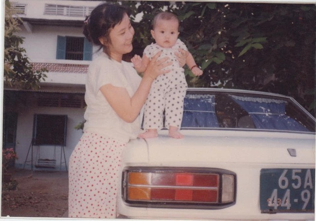 Tình cũ Phan Thành khoe tấm ảnh thời bé chụp cùng mẹ, nhưng nhan sắc của đấng sinh thành mới chính là điều gây bất ngờ - Ảnh 3.
