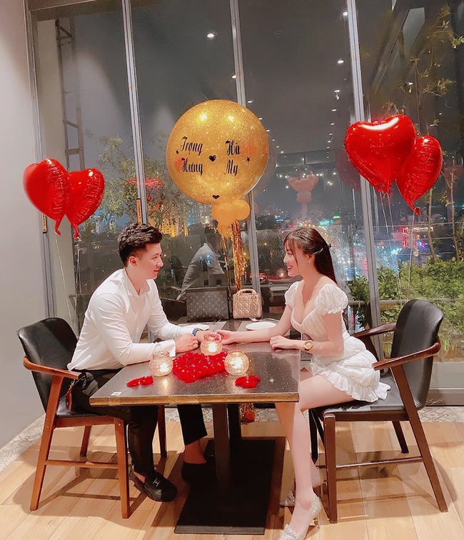 Cuộc sống hôn nhân viên mãn của nữ giảng viên ĐH bạn gái cũ phi công Hà Duy: Được chồng chiều như công chúa, cả ngày chỉ nấu ăn, tập gym, khoe hàng hiệu - Ảnh 6. Cuộc sống hôn nhân viên mãn của nữ giảng viên ĐH bạn gái cũ phi công Hà Duy: Được chồng chiều như công chúa, cả ngày chỉ nấu ăn, tập gym, khoe hàng hiệu - Ảnh 6.