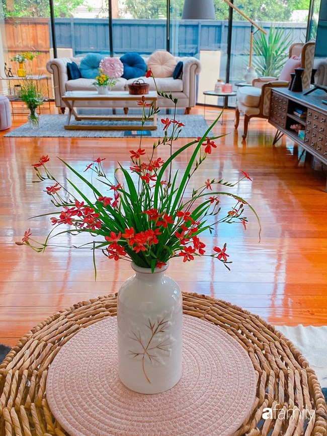 Bí quyết giúp hoa cắm bình tươi lâu, đẹp một cách tự nhiên và tinh tế của người phụ nữ Hà Thành đảm đang - Ảnh 4. Bí quyết giúp hoa cắm bình tươi lâu, đẹp một cách tự nhiên và tinh tế của người phụ nữ Hà Thành đảm đang - Ảnh 4.