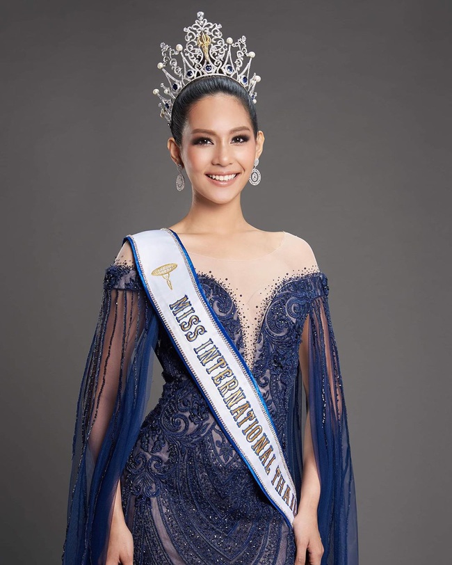 Chiêm ngưỡng nhan sắc Tân Hoa hậu Quốc tế 2019, người đẹp Thái Lan đầu tiên đăng quang đầy thuyết phục với nhan sắc và học vấn &quot;đỉnh&quot; - Ảnh 3.