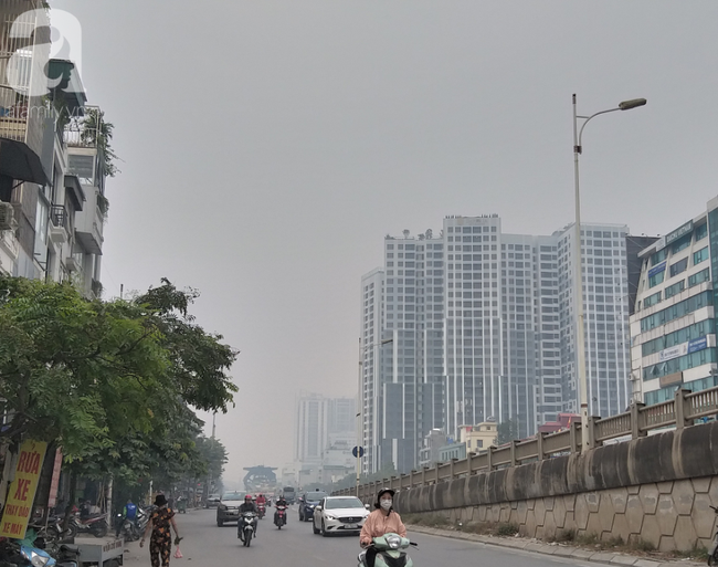 Hà Nội: Lại mịt mù, ô nhiễm không khí báo động đến sức khỏe con người - Ảnh 12.