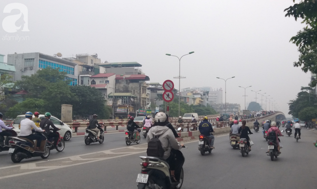 Hà Nội: Lại mịt mù, ô nhiễm không khí báo động đến sức khỏe con người - Ảnh 6.
