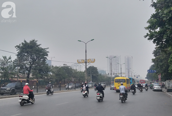 Hà Nội: Lại mịt mù, ô nhiễm không khí báo động đến sức khỏe con người - Ảnh 3.