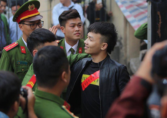 Khá Bảnh tươi cười vẫy tay chào mọi người như thần tượng trước khi bước lên xe thùng: "Không sao, tôi đi tù 10 năm cần gì đâu'' - Ảnh 2. Khá Bảnh tươi cười vẫy tay chào mọi người như thần tượng trước khi bước lên xe thùng: "Không sao, tôi đi tù 10 năm cần gì đâu'' - Ảnh 2.