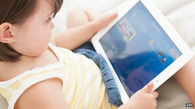 Nghiên cứu cho thấy màn hình điện thoại, ipad có tác động không tốt đến sức khỏe, cảm xúc và hành vi của trẻ - Ảnh 1.
