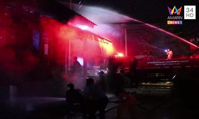 Hậu lễ hội thả đèn trời Thái Lan: Sau một đêm lung linh huyền ảo, người dân khóc mếu nhặt rác mỏi tay, sân bay hốt hoảng, nhà cháy thành tro - Ảnh 9.